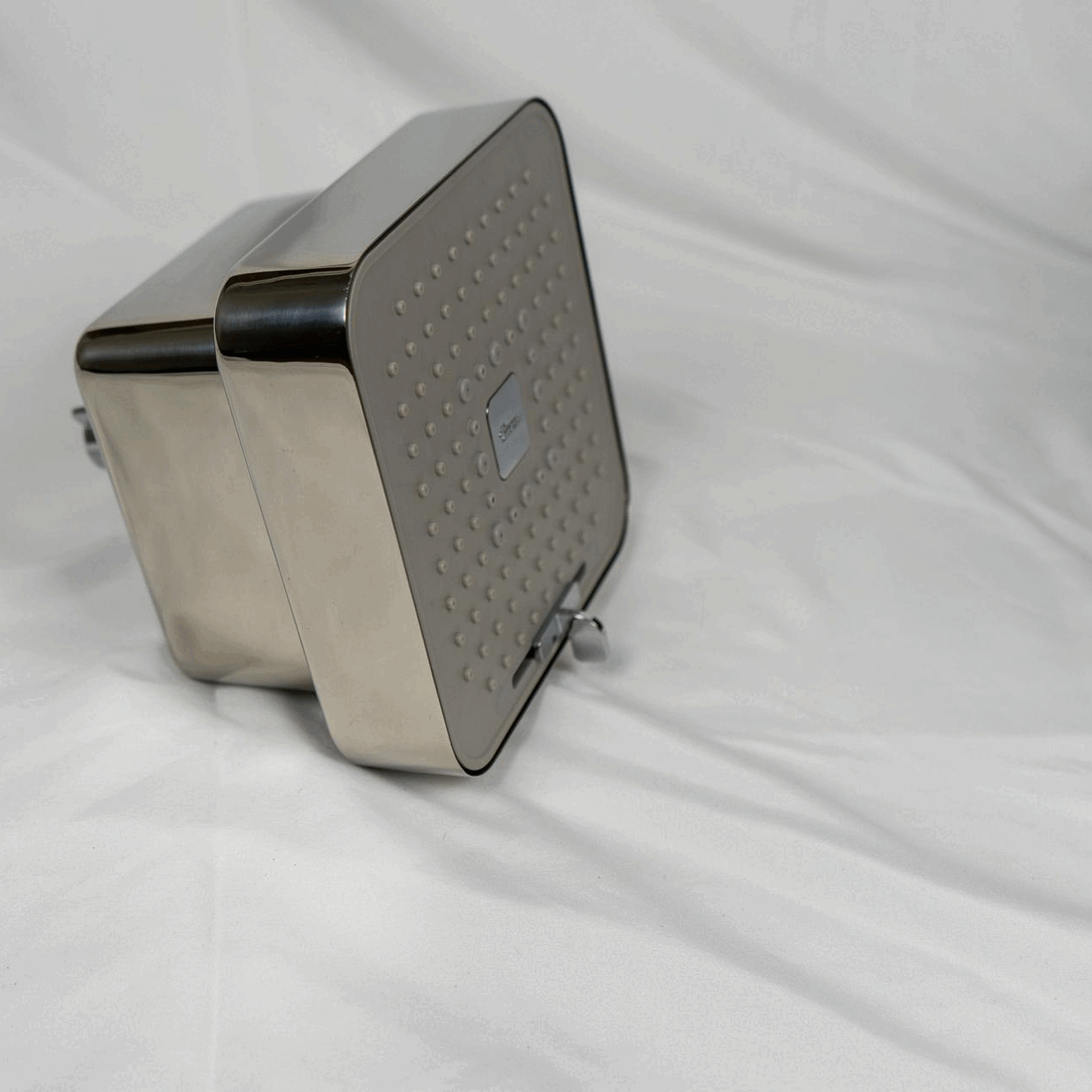 GIF of how to remove the face plate of the Citrus Filtered Showerhead